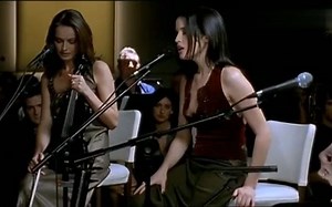 【The Corrs】Everybody Hurts （1999年不插电演出）