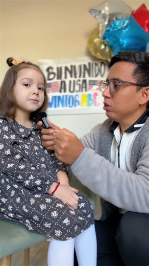 En este video, compartí mi experiencia sobre cómo es la educación en Estados Unidos, específicamente para mi sobrina Marhiapaula, quien está en pre-kindergarten. Aquí en las escuelas públicas, como la que ella asiste, no se paga matrícula ni mensualidades. El bus escolar la recoge y la lleva a su casa sin ningún costo adicional. Además, se les ofrece alimentación, lo que considero una gran ventaja para apoyar a las familias. En su clase de prekínder, están aprendiendo tanto en inglés como en esp
