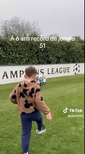 Techniques de jonglage et de football pour enfants