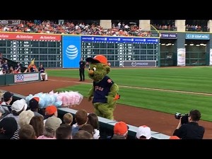 Astros mascot Orbit has fun with cotton candy vendor