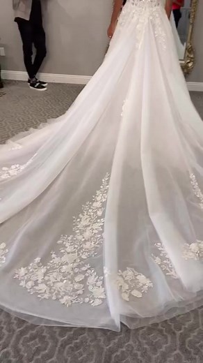 Découvrez la réaction du mannequin Daniela Braga lorsqu'elle a essayé pour la première fois sa robe de mariée Galia Lahav ! © Instagram daniela | Vogue France