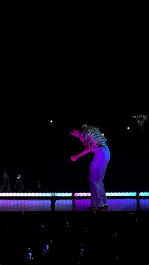 Watching this bristish man stomping his little feet is my favorite thing! 😛🤭 #harrystyles #kiaforum #concerts #hshq #adidas