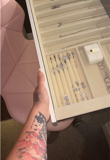 Stylish and Practical Vanity Tables for Your Bedroom