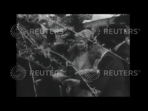 1950 The Queen Mother visits flower show