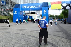 Schalke-Fans trauen ihren Augen nicht – plötzlich taucht ER beim EM-Spiel in Düsseldorf auf
