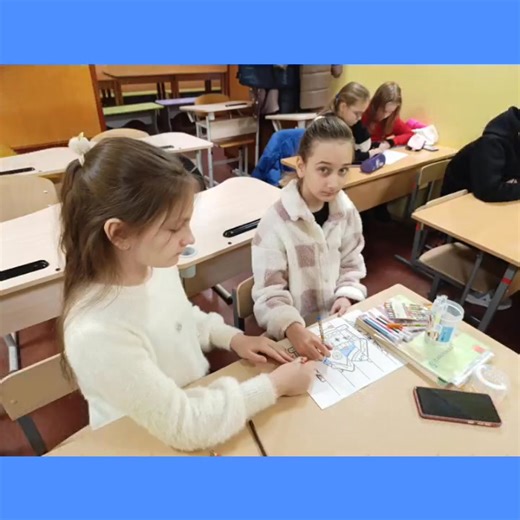 ✨📚 Творчість, математика і трішки магії на уроці! У рамках предметного тижня з трудового навчання та технологій учні 5-х класів із захопленням розробляли креативні поробки — зимові агамографи ❄️⛄ Це особливі розмальовки-розвивалки, у яких відбувається справжнє диво: 🔹 з одного боку — сніговик, 🔹 з іншого — ялинка 🎄, 🔹 а варто лише змінити кут огляду — і зображення змінюється! 😍 Під час роботи діти поєднали творчість, математику та просторове мислення, тренували уважність, акуратність і фан