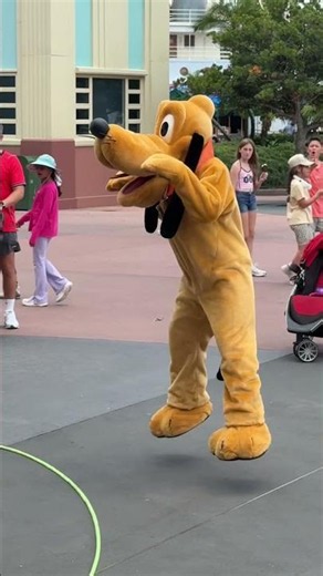 This hide and seek moment is CRAZY #disney #disneyparks