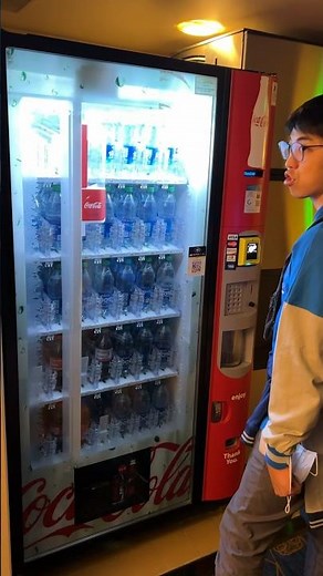 初めて海外の自販機で買い物してみた！日本と違う！#海外#旅行#自販機