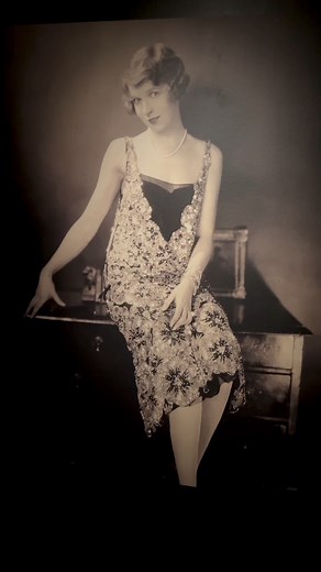 ‘Les Années folles de Coco Chanel’ at Villa Paloma reveals how the iconic designer transformed fashion during her 1920s Riviera years. Running until 5th October, the exhibition brings together 200 remarkable objects, including 30 Chanel pieces displayed alongside masterworks by Picasso, Van Dongen, and Cocteau, in addition to striking photographs by Man Ray and Edward Steichen. Read more at www.monacolife.net 📸Kyriaki Topalidou #cocochanel #designer #monaco #chanel #chanelno5 #picaso #vandongen