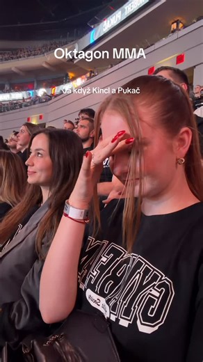 Simona Samcová on Instagram: "Dostat se pracovně do VIP řad Oktagonu je asi sen mnoha lidí. No můžu upřímně říct, že tohle nebylo nic pro mě! 😅🥺 A jak ráda jsem si vyměnila lístek s kolegyní která seděla dál od klece! #oktagon #kincl #vtip #holky #prace"