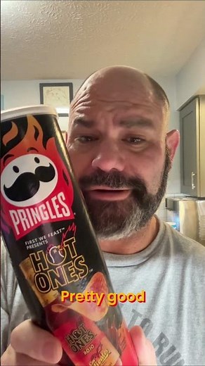 Pringles Hot Ones Roja Review: Spicy, Salty, and Delicious!