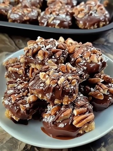 I made these turtle clusters and wow… chewy caramel, crunchy pecans, rich chocolate. Simple but dangerous.” Recipe in comments ⬇️ | Easy Recipes