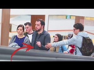 PRANK ESCALATOR TOUCHER DES INCONNUS