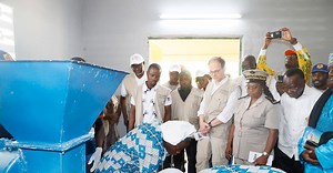 Transformation de manioc en attiéké : l’unité semi-industrielle du Groupement Sanata de N’Douci construite dans le cadre du Psgouv est désormais opérationnelle - Abidjan.net News