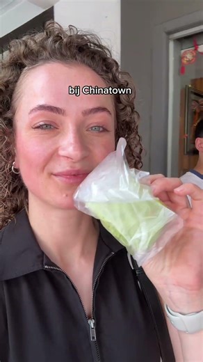 Whenever I'm in Singapore, I get pandan cake from this lady at least once ❤️‍🔥