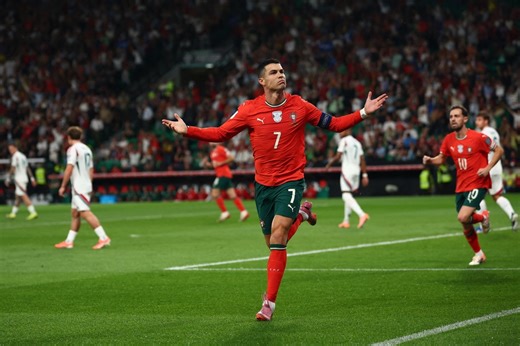 former-manchester-united-coach-believes-cristiano-ronaldo-will-play-in ...