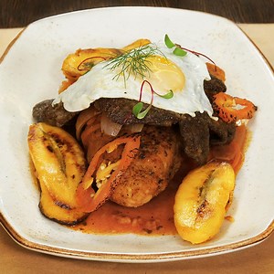 Un tacu tacu a lo pobre bien servido, con su bistec apanado, su huevito, su platanito y su salsa escabechada. Gracias, @R18 Café Restaurante RECETA COMPLETA: http://cort.as/-CJbE | Buenazo