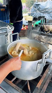 302K views · 3.8K reactions | Por separado se cocina el cuero y las papas, así se logra ese sabor bien hecho, suave y delicioso 凜 Así se preparan las verdaderas papas con cuero. #PapasConCuero #TradiciónEcuatoriana #SaborReal #ComidaTípica #ViralEcuador | Descubriendo con Erick | Facebook