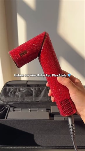 Old Hollywood glamour meets Valentine’s romance. 💋💎 Introducing the Marilyn Monroe Ruby Red FlexStyle. Shop now while supplies last. #sharkbeauty #sharkflexstyle #marilynmonroe | Shark Beauty