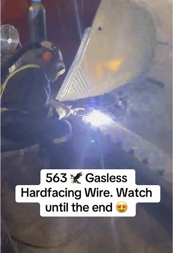 The soothing sounds of gasless hardfaing wire. With RC of 59-63 - this is the perfect wire for moderate impact and severe abrasion. Let us know if you want to try some. #shaunelmquist #hardfacing #bucket #welding #maintennce #563gl #eaglealloyswelding