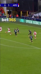 GABRIEL JESUS HITS THE CROSSBAR!