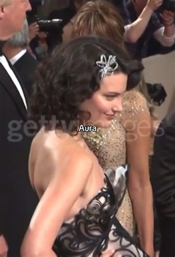 Shalom Harlow: Unveiling the Aura of Fashion