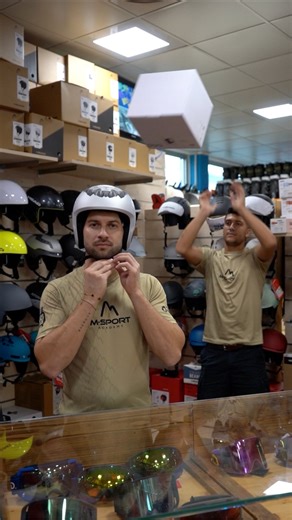 Da quest’anno il casco è obbligatorio per tutti in pista! ❄️ La sicurezza non è un dettaglio, è parte dello sport che amiamo. Proteggersi significa sciare con serenità, rispetto e libertà. Da M-Sport trovi caschi per tutte le età, omologati, confortevoli e perfetti per accompagnarti in ogni discesa. Ti aspettiamo in negozio per scegliere quello giusto per te! 💪 📍 M-Sport – Via Fratelli Bandiera 21, Bergamo 📞 Service: 351 4641916 #msport #cascoobbligatorio #sicurezzainpista #sci2025 #bergamo #