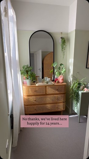 I’ve lost count of how many times people ask me if we’re going to move to a ‘bigger’ house… 🏡🤔 It baffles me why people even care! The fact that we paid off the mortgage a few years ago is a much better feeling thanks. 🥰 Our kids are Uni age now and that extra money is helping no end. Ava is so pleased with her recent room revamp, this room has seen some very happy years so over the years. Shall I get some stills of it all up for zooming? 👀 Details: Wall Colour ‘Acorn’ @littlegreenepaintcomp