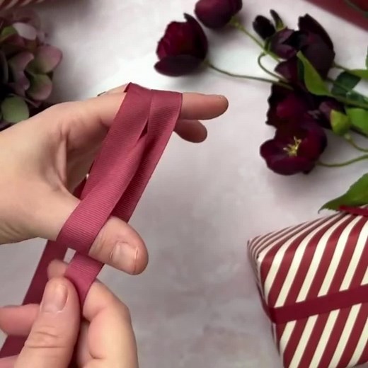 Sådan binder du den perfekte julesløjfe til dine gaver og juledekorationer 🎀 Giv dine julegaver og dekorationer lidt ekstra magi med en tredobbelt sløjfe, der er fyldig og en fryd for øjet - det er nemt og hurtigt 💖 Find dine julegaver her 👉 www.imerco.dk/jul/julegaver | Imerco