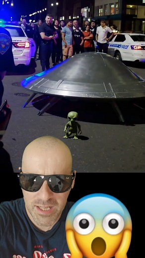 402K views · 6.2K reactions | ⭕ALERTA‼ Aterriza un OVNI en mitad de la Calle y un ALIEN SALE!! #viralreelsfacebook #misterio | Laguna Negra | Facebook