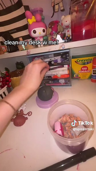 Clean My Desk with Artistic Inspiration