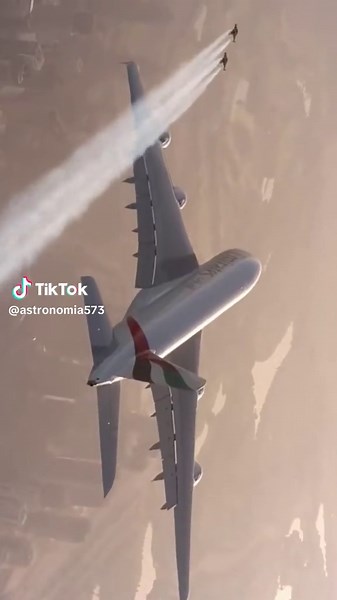 trovão atingindo um avião #aviao #curiosidades #nasa #astronomia #universo