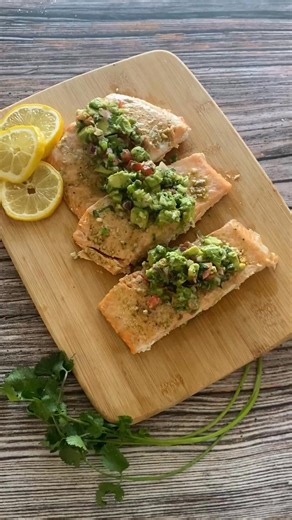 Baked Salmon with Avocado Pico de Gallo 🥑 This is a really easy weeknight recipe. It’s always a hit with the family ☺️ https://inmamamaggieskitchen.com/baked-salmon-with-avocado-pico-de-gallo/ | Mama Maggie's Kitchen