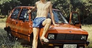 Prepoznate tega znanega Slovenca? Njegov prvi avto je bil Yugo, dandanes pa vozi precej hujšo avtomobilsko pošast