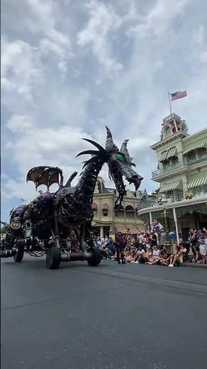 Magic Kingdom - Festival of Fantasy - Sleeping Beauty Maleficent Dragon. #disney #sleepingbeauty