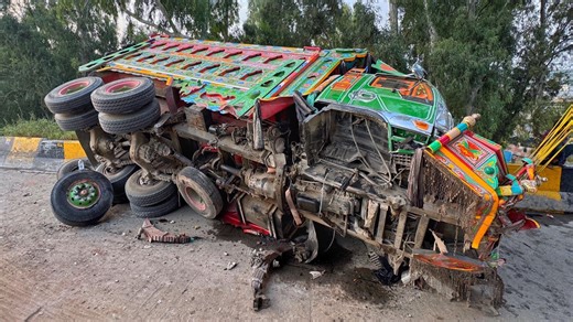 Pakistani Truck Fell Sideways – Suspension System Completely Destroyed| Amazing recovery | Machine & Technology
