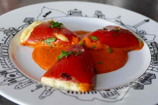 Piquillos farcis à la brandade de morue, coulis de piquillos au pimenton - Paysbasque.net