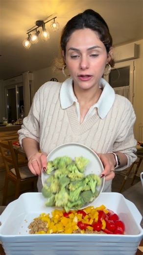 Miray | Recettes rapides & équilibrées on Instagram: "Un plat complet, simple et ultra pratique pour les soirs où on veut bien manger sans se compliquer la vie 🤍 Tout se mélange, tout cuit ensemble… et le résultat est canon. — 🛒 Ingrédients • 1 verre de riz (complet ou non, selon vos habitudes) • 1 tête de brocoli, détaillée en fleurettes • 1 poivron jaune, coupé en morceaux • 200 g de tomates cerises • 3 blancs de poulet, coupés en morceaux • 1 pot de pesto rosso (190 g) • Sel, poivre • Parme