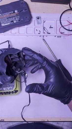 como reparar el cargador de un taladro con placa controladora de carga quemada totalmente-06