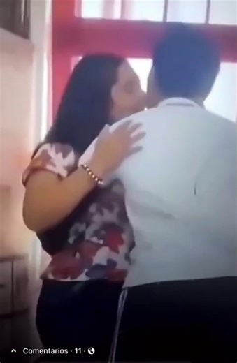 Graban a maestra y alumno besándose