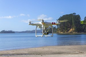 AUCKLAND, NEW ZEALAND - May 6, 2017: Editorial Photo of a DJI Phantom 3 Standard Drone Equipped with High Resolution Video Camera Editorial Photography - Image of filming, background: 97326142