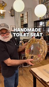 Take a look at this vintage, handmade toilet seat from Cocoa Beach, Florida. It’s currently at our midtown Manhattan showroom. If you’re interested in purchasing, send us a DM or give us a call! 📍333 W 52 St., New York, New York 🚛Shipping available everywhere 📐14.4 in. L x 14 in. W #oldegoodthings #antiques #antiquestore #antiqueshop #antiquefurniture #interiordesign #architecturalsalvage #vintage #1980s #80s #florida #fl #cocoabeach #beachhousedecor #beachhouse #seashells #handmade #bathroom