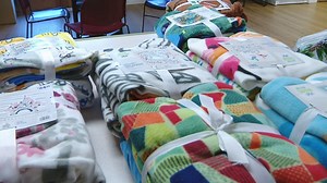 Oshkosh group makes blankets for homeless shelter