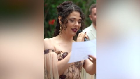 Groom receives unexpected puzzle from bride during altar ceremony