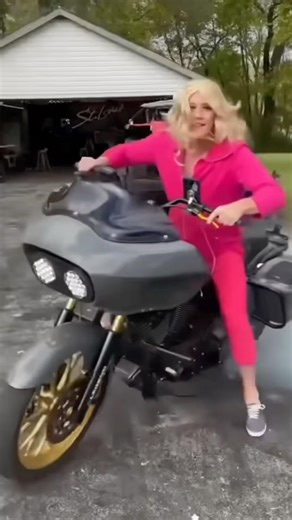 White Chicks doing Harley Burnouts! #harleydavidson