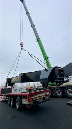 Hyster reachstacker telescopic boom unloading.