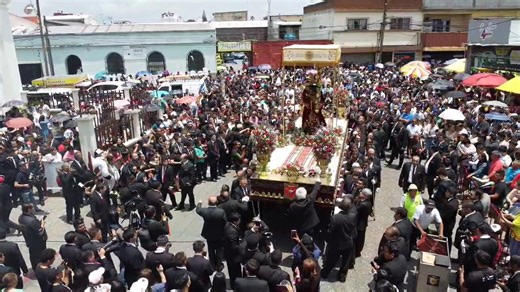 Ase vivió el ingreso de la solemne procesión con la C.I de Jesús Nazareno de los Milagros, Rey del Universo. | Santuario Arquidiocesano del Señor San José