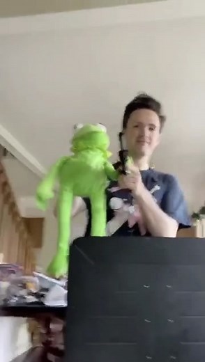 Pls excuse the skrelting of my wonderful roomie @gingerly.branisla, she couldn’t help herself. #dnd #dndmeme #kermit #impressions #comedy #muppets