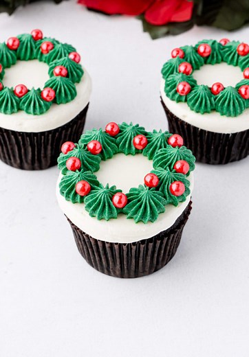 Adorable Christmas Wreath Cupcakes Tutorial
