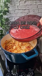 Este incredibil de buna aceasta ciorba! Unde mai pui si ca este usor si rapid de preperat, cu ingrediente ieftine, fara carne.. Gata cu vorba, ne punem la treaba! Ciorba de rosii cu orez ▪️3 linguri ulei ▪️1 ceapa mare ▪️2 morcovi ▪️1 pastarnac ▪️100g telina ▪️1 ardei capia ▪️4 catei de usturoi ▪️3 linguri orez ▪️2kg rosii ▪️sare ▪️1,5l apa ▪️1 lingurita busuioc uscat ▪️1 legatura patrunjel 1️⃣ Incingem oala in care punem ulei si calim ceapa tocata timp de 1 min. Adaugam apoi morcovii, pastarnac